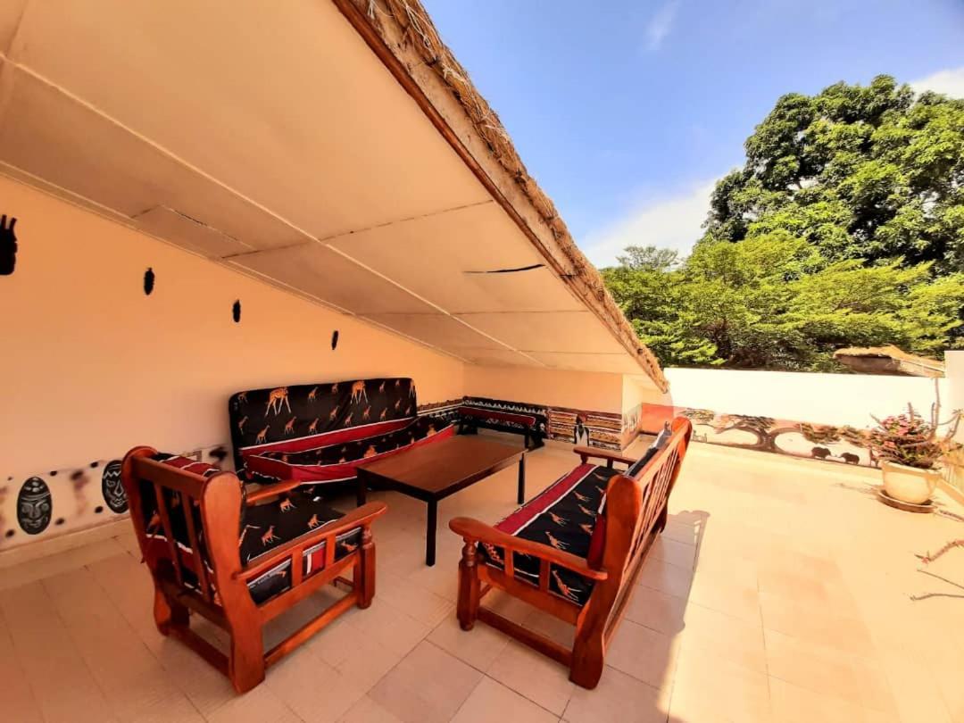 Casa Hotel Sinkiling Gambia سيريكوندا المظهر الخارجي الصورة