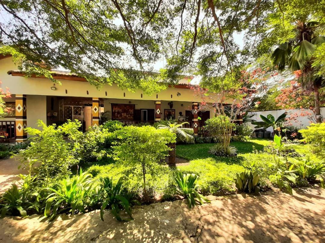 Casa Hotel Sinkiling Gambia سيريكوندا المظهر الخارجي الصورة
