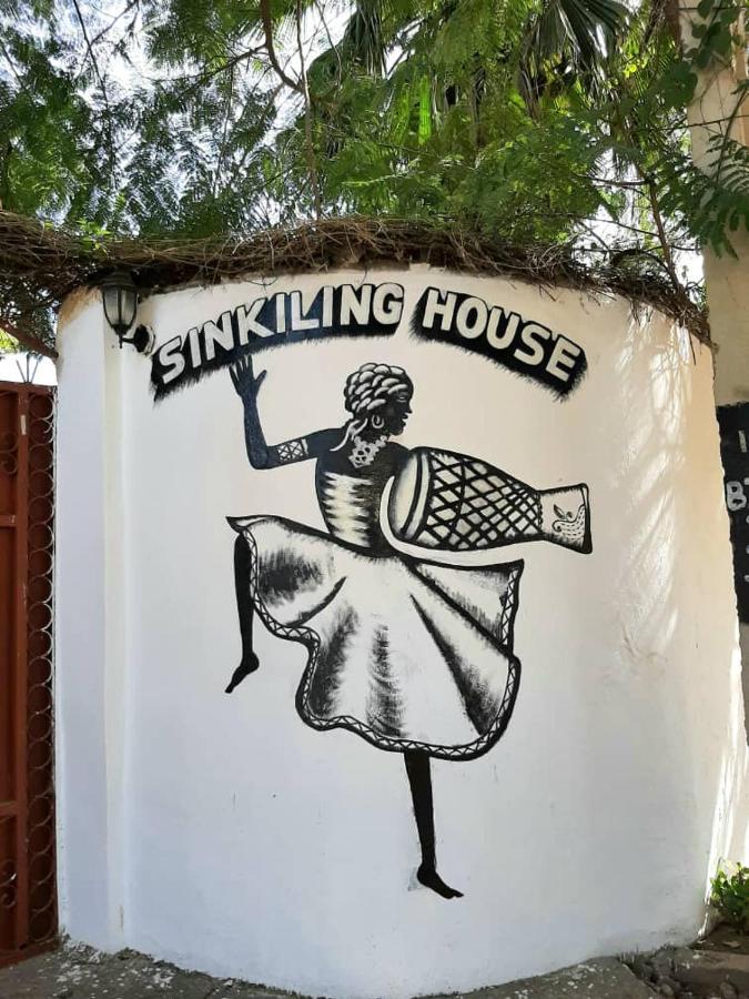 Casa Hotel Sinkiling Gambia سيريكوندا المظهر الخارجي الصورة